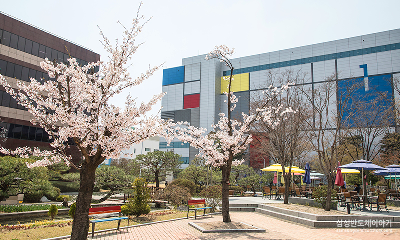 최첨단 반도체 라인을 배경으로 펼쳐진 나노시티의 봄3