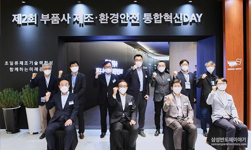▲(앞줄 왼쪽부터) 삼성SDI 대표이사 전영현 사장, 삼성전자 대표이사 김기남 부회장, 삼성디스플레이 대표이사 이동훈 사장, 삼성전기 대표이사 경계현 사장