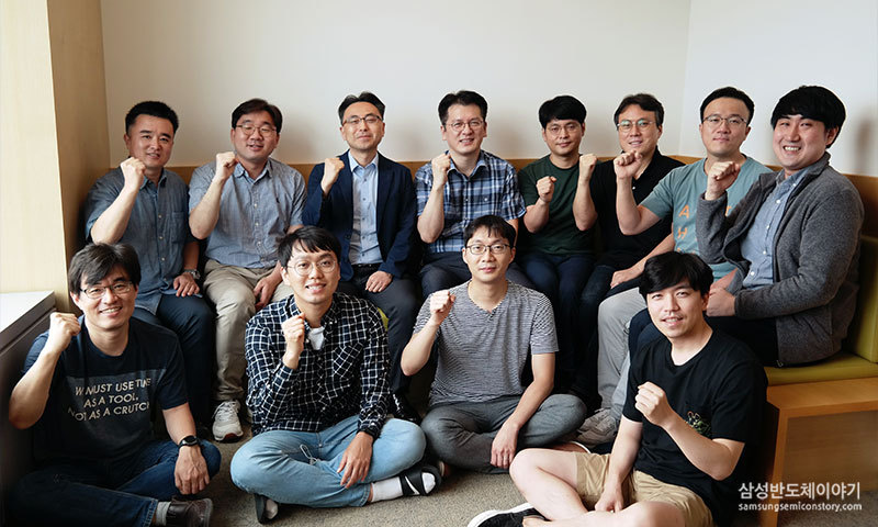 ▲ 세계 최고 속도의 UFS3.0 인터페이스를 최초로 AP에 구현한 주역들
여망 님, 박재현 님, 신종신 상무, 권혁만 상무, 서현승 님, 양승희 님, 송호빈 님, 정형준 님,
송경석 님, 김성윤 님, 백필성 님, 노희명 님 (윗줄 왼쪽부터 시계방향)