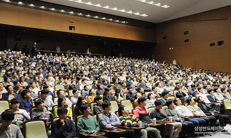 ▲ 건강강좌를 듣기 위해 대강당을 가득 채운 삼성전자 임직원들