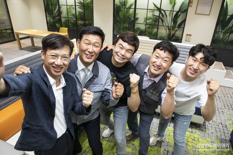▲ (왼쪽부터) 삼성전자 DS부문 상생협력센터 김창한 전무, 화성엔지니어링 류성목 대표, 서강이엔씨 김정식 과장,
화성엔지니어링 김도형 전무, 서강이엔씨 김현석 사원