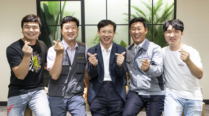 ▲ (왼쪽부터) 서강이엔씨 김정식 과장, 화성엔지니어링 김도형 전무,
삼성전자 DS부문 상생협력센터 김창한 전무, 화성엔지니어링 류성목 대표, 서강이엔씨 김현석 사원