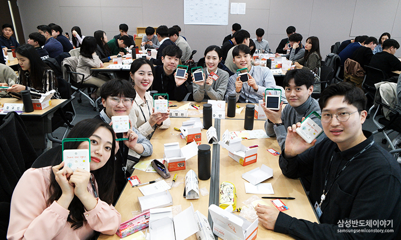 ▲ 지난 3월 28일, 삼성전자 DS부문 메모리사업부 신입사원 100여 명이 태양광 LED 랜턴을 만드는 봉사활동에 참여했다.