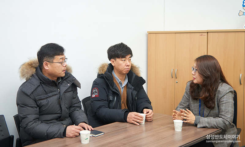 ▲물품 전달 후 이야기를 나누고 있는 삼성전자 기흥/화성/평택단지 환경팀 박우원 님, 최용신 님 과 용인시 복지정책과 이정미 님