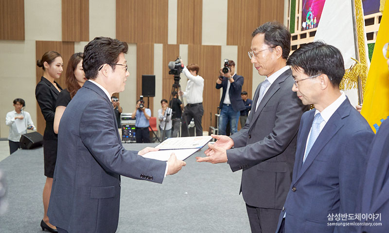 자원순환 선도기업 대상 대통령상을 시상하는 조명래 환경부 장관과 수상자 삼성전자 DS부문 환경안전센터장 장성대 전무