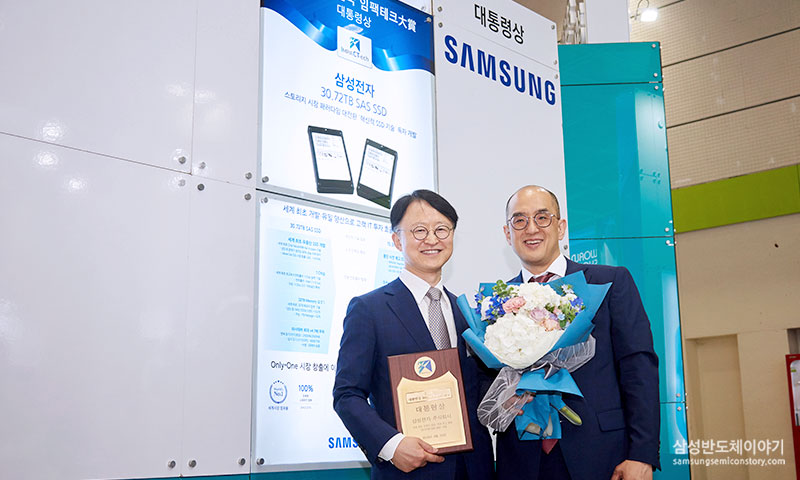 ▲삼성전자 메모리사업부 경계현 부사장(왼쪽), 삼성전자 메모리사업부 오문욱 상무 (오른쪽)