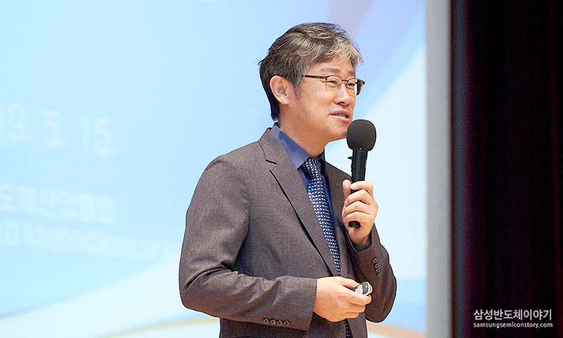 ▲ 경제과학진흥원 대강당에서 강연을 진행 중인 안기현 상무