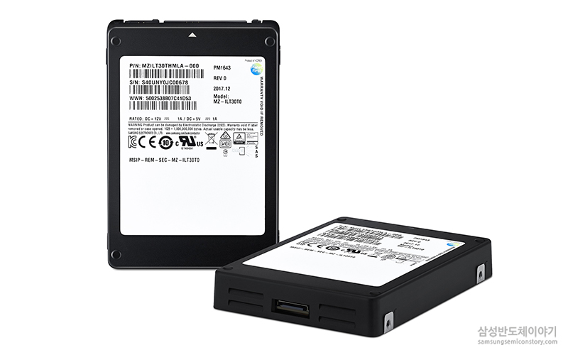▲세계 최대 용량의 삼성전자 '30.72TB SAS SSD'제품