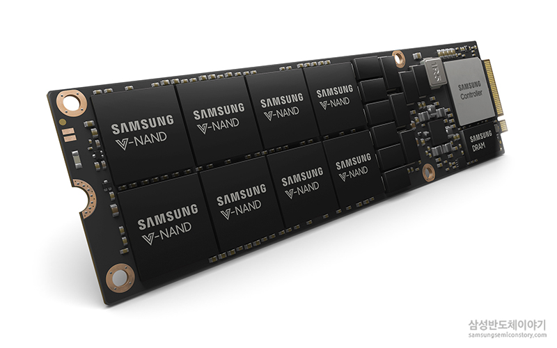 ▲ 삼성전자가 출시하는 새로운 규격의 대규모 데이터센터용 '8TB NF1 SSD' 제품