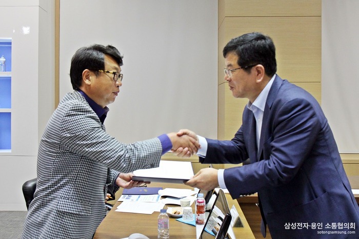 삼성전자 이승백 의장에게 위촉장을 건네 받은 삼성전자·용인 소통협의회 1기 위원들의 표정은 굳은 결의로 가득했습니다