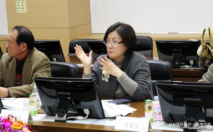 의사발언을 진행하는 윤나미 위원