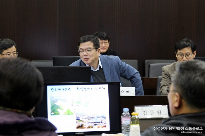 본격적인 회의에 앞서 삼성전자 이승백 의장은 소통협의회 위원들에게 새해 인사와 함께 1999년 당시 삼성전자 화성캠퍼스가 화성시에 자리잡던 모습을 설명하며 메모리 반도체 신화를 만드는 데에는 지역사회의 역할이 컸다는 이야기를 들려 주었습니다