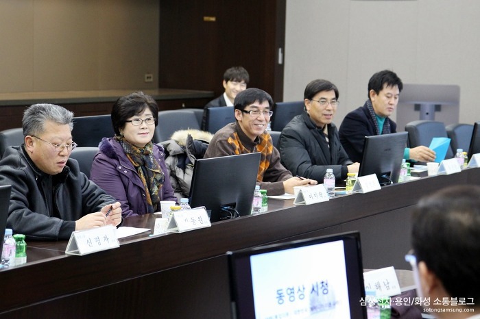  소통협의회 위원들은 2014년 하반기 지역사회와 함께한 삼성전자의 사회공헌활동과 1월 정기회의 안건을 논의하는 시간을 가졌습니다