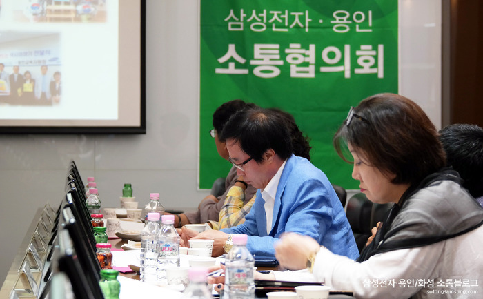 삼성전자 DS부문 사회봉사단에서는 인근 지역의 이웃을 위해 비상식품 구호활동을 진행