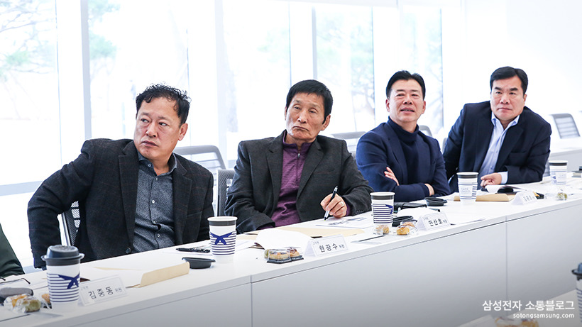 회의에서 의견을 개진하는 박진수 위원을 비롯한 다른 위원들