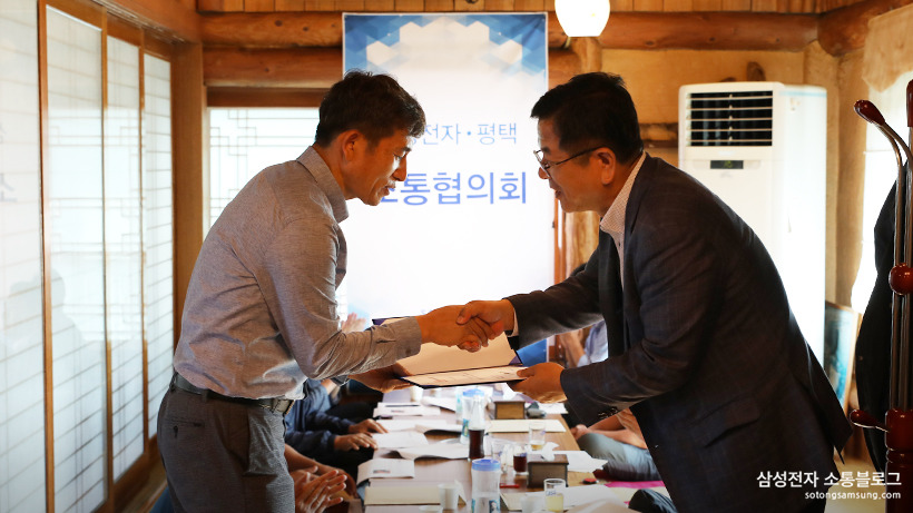 지난 출범식에 참석하지 못한 고덕 파출소장 최창현 위원에게 위촉장을 전달하는 시간