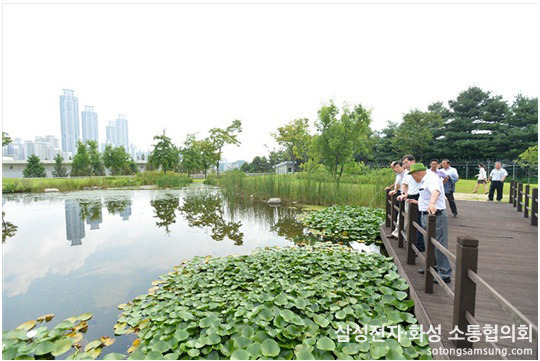 <반도체 공정 용수를 정화한 물을 이용해 만든 생태공원>