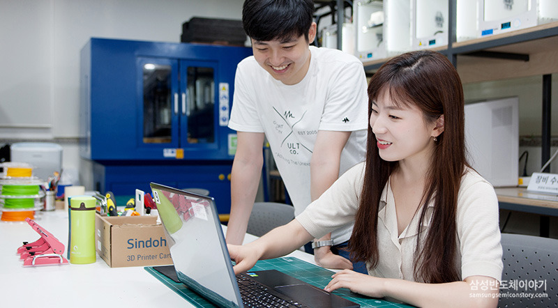 제작 공간에서 회의를 진행 중인 3D Makers 팀원들