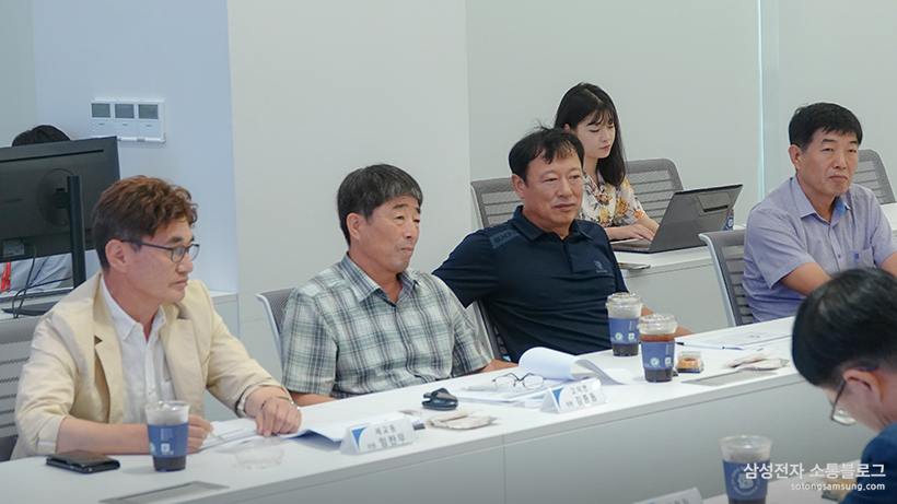 회의에 참여중인 위원들