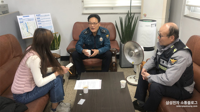 주하영 기자와 인터뷰중인 조항백 위원