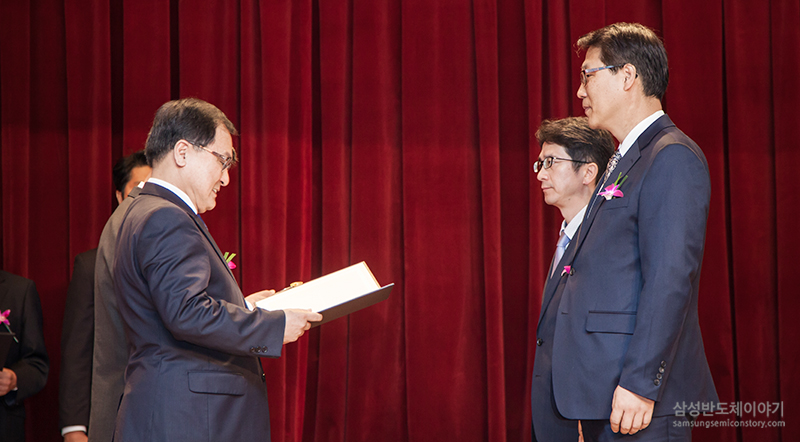 ▲과학기술정보통신부 유영민 장관으로부터 상패를 받는 반효동 상무와 고승범 수석연구원
