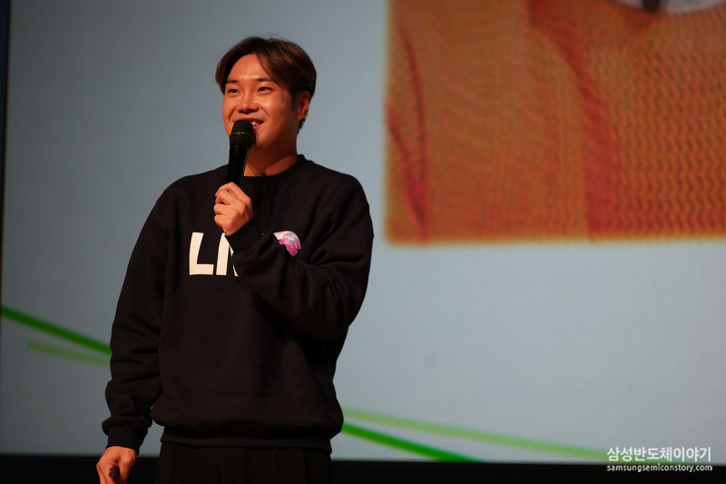 ▲ 삼성전자 DS부문 임직원들에게 다이어트 성공기를 전하고 있는 가수 겸 작곡가 유재환