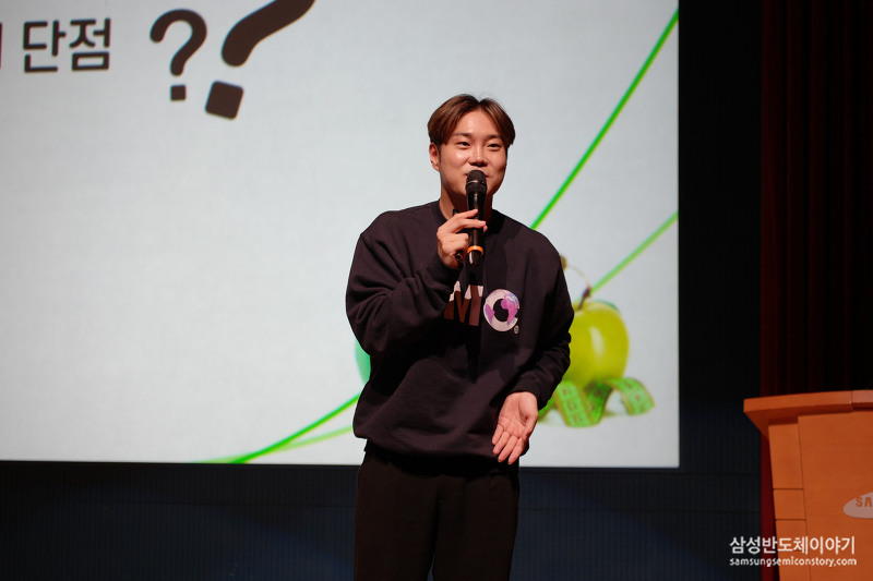 ▲ 강연중인 가수 겸 작곡가 유재환
