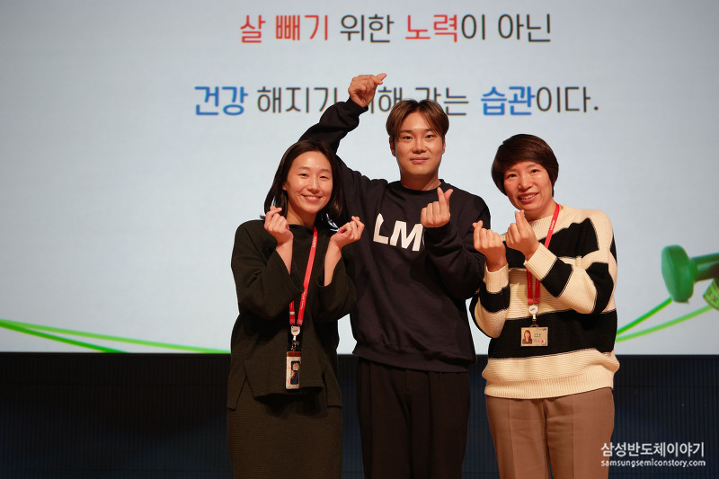 ▲ 가수 겸 작곡가 유재환과 기념 촬영을 하고 있는 임직원들