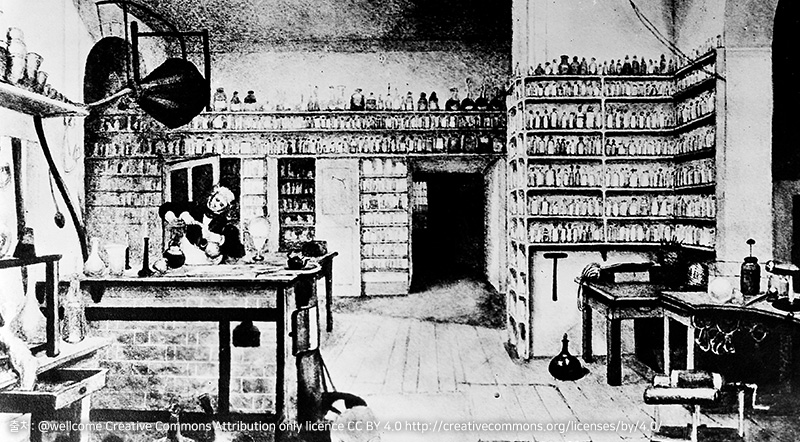 과학 분야에 대해 끊임없는 실험을 했던 패러데이의 실험실(Faraday at work in his laboratory at the Royal Institution)