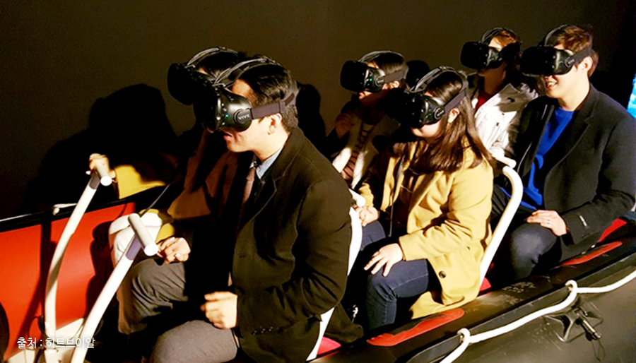 VR 테마파크를 이용중인 사람들