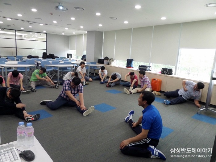  화성 근골격예방운동센터 조문식 팀장의 근골격계 질환 예방 강의와 그룹운동이 진행