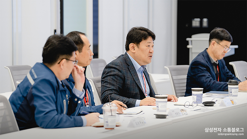 회의 참여중인 소통협의회 위원들