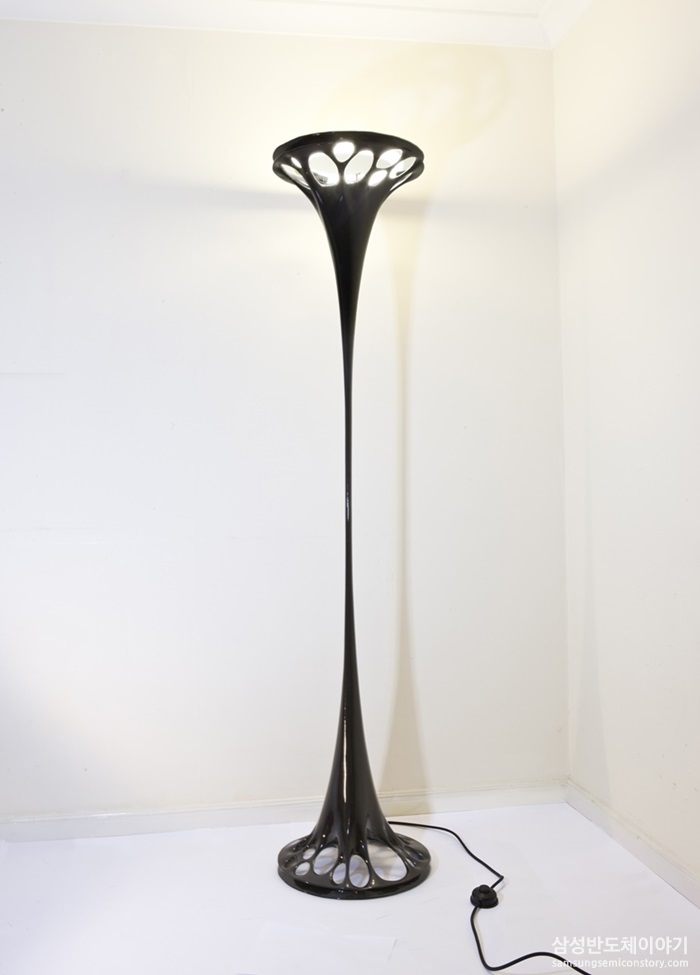 작품명 FABRIC LIGHT R. 섬유를 잡아당겨 디자인을 형상화하는 기술이 돋보이는 작품입니다.
이 디자인은 자연의 기하학적 구조를 형성하는 방법으로부터 유래했습니다.