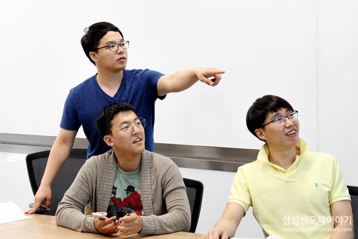 소프트웨어 개발 방법론을 토론하고 있는 SSA 회원들