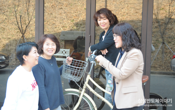서로 이야기를 나누는 서애정, 최화련, 홍순덕, 김운주씨