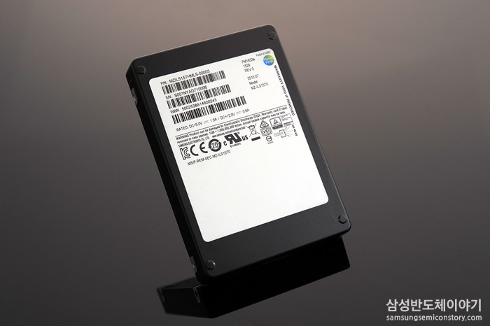 2.5인치 크기에 512개의 3세대 256기가비트