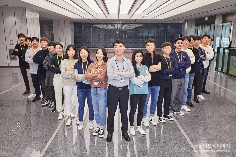 삼성전자 E-P/J 원성근 팀장(가운데)과 팀원들