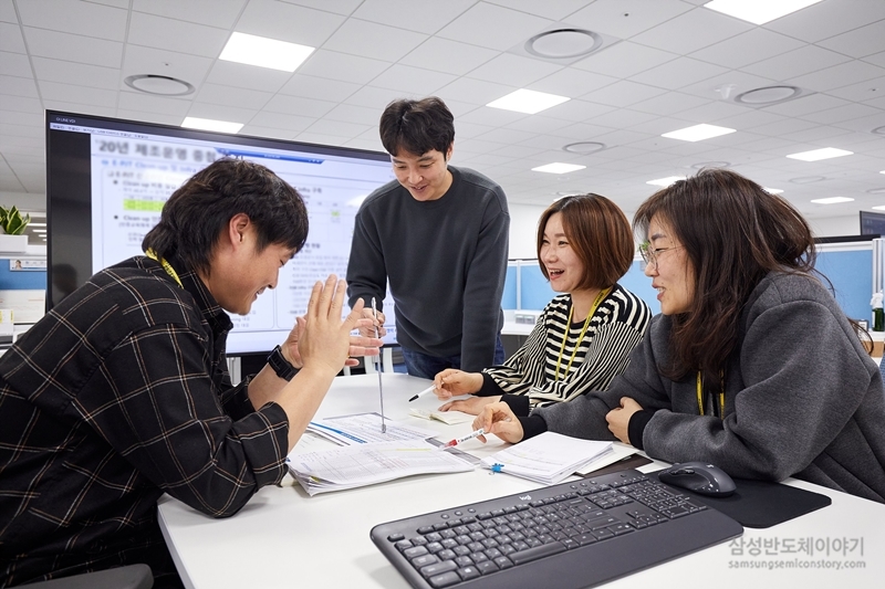 ▲ V1라인 사무실에서 회의를 진행하는 삼성전자 E-P/J팀원들