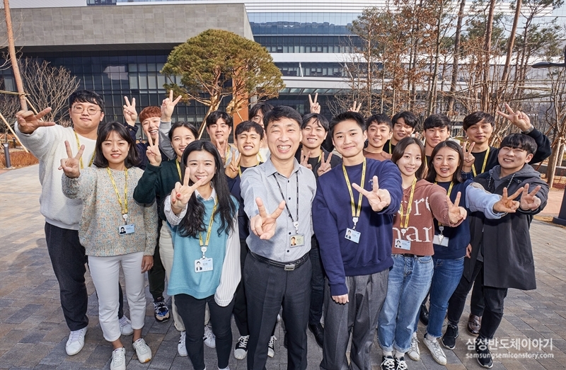 삼성전자 E-P/J 원성근 팀장(가운데)과 팀원들