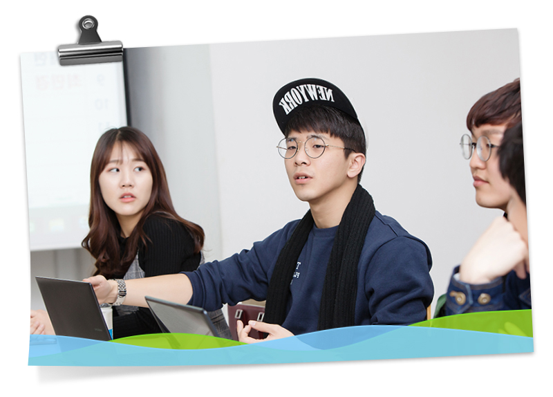 강의실에서 총회를 진행 중인 VESS 부원들
