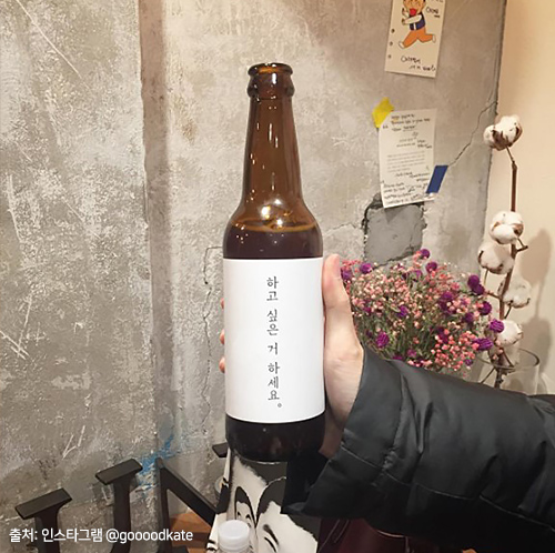 해방촌의 오래된 시장 골목길 사이에 위치한 '철든 책방
