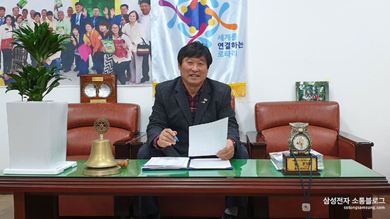 집무실에서 오문섭 위원