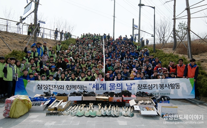 세계 물의 날 창포심기 봉사활동 이후 기념사진