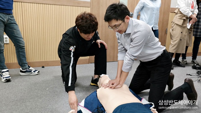 CPR 실습을 직접 해보는 임직원들