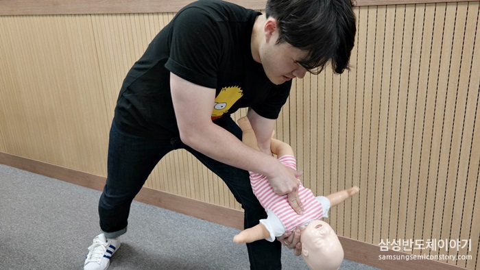 유아 대상 하임리히법 실습중인 임직원