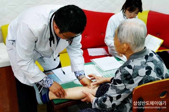 진료를 보는 고재우 의사