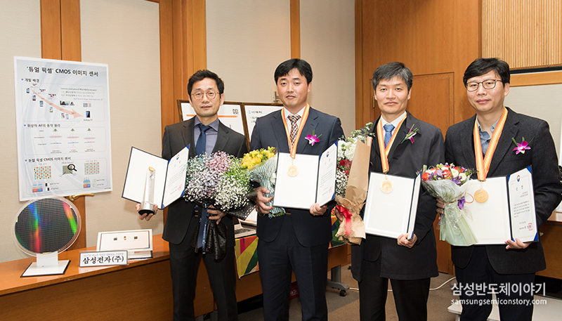 ‘듀얼픽셀 CMOS 이미지센서’ 개발 어벤저스
좌측부터 삼성전자 S.LSI사업부 문창록 상무, 이경호 님, 정상일 님, 임준혁 님