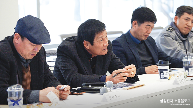 회의중인 소통협의회 위원들