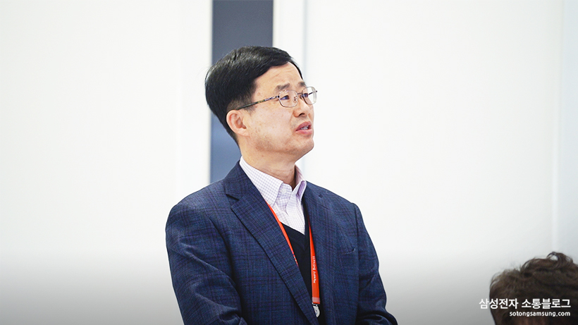 지역사회 공헌활동을 보고하는 중
