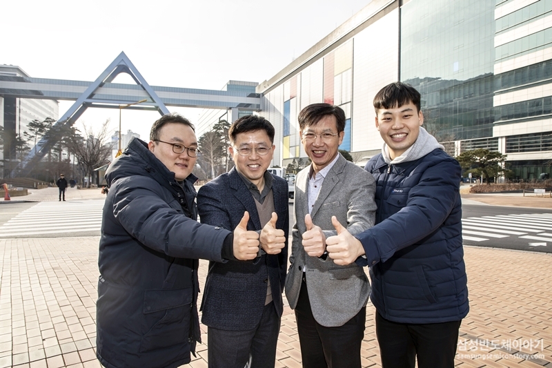(왼쪽부터 파인텍 최창훈 사원, 파인텍 이경근 상무, 삼성전자 DS부문 상생협력센터 김창한 전무, 파인텍 정태관 사원)